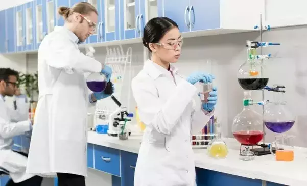 Bezpieczna praca w laboratorium chemicznym – zadbaj o właściwą organizację pracy i przestrzeganie określonych zasad postępowania