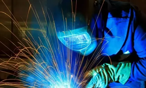 Ciągłe możliwości rozwoju, doskonalenia umiejętności i podwyższania zarobków - czy warto zostać spawaczem?